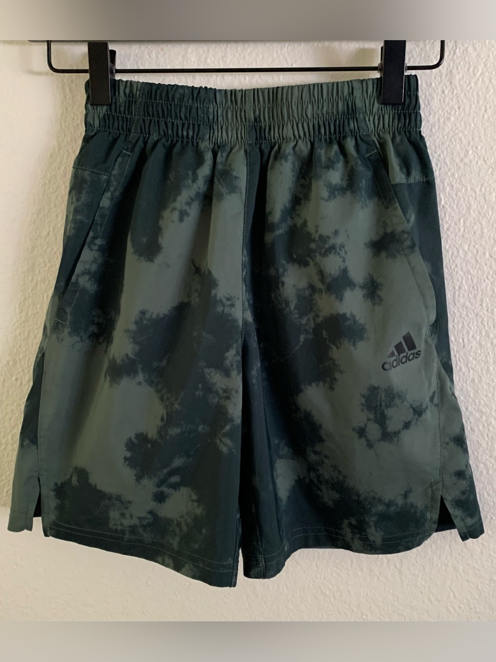 adidas   Boys Green “Oxide” Tie-Dye 
Athletic Axis Training Shorts  SZ Small/8